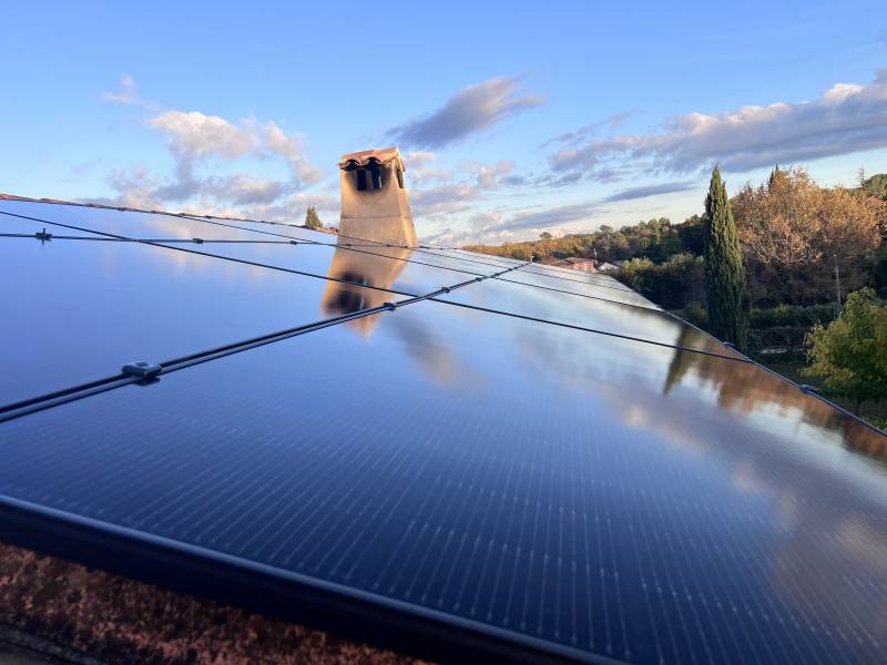 INSTALLATION DE PANNEAUX SOLAIRE EN AUTOCONSOMMATION AVEC PANNEAUX SOLAIRE TRINA SOLAR 500WC ET ONDULEUR HUAWEI ET SA BATTERIE DE CAPACITÉ DE 14 K À CARCES