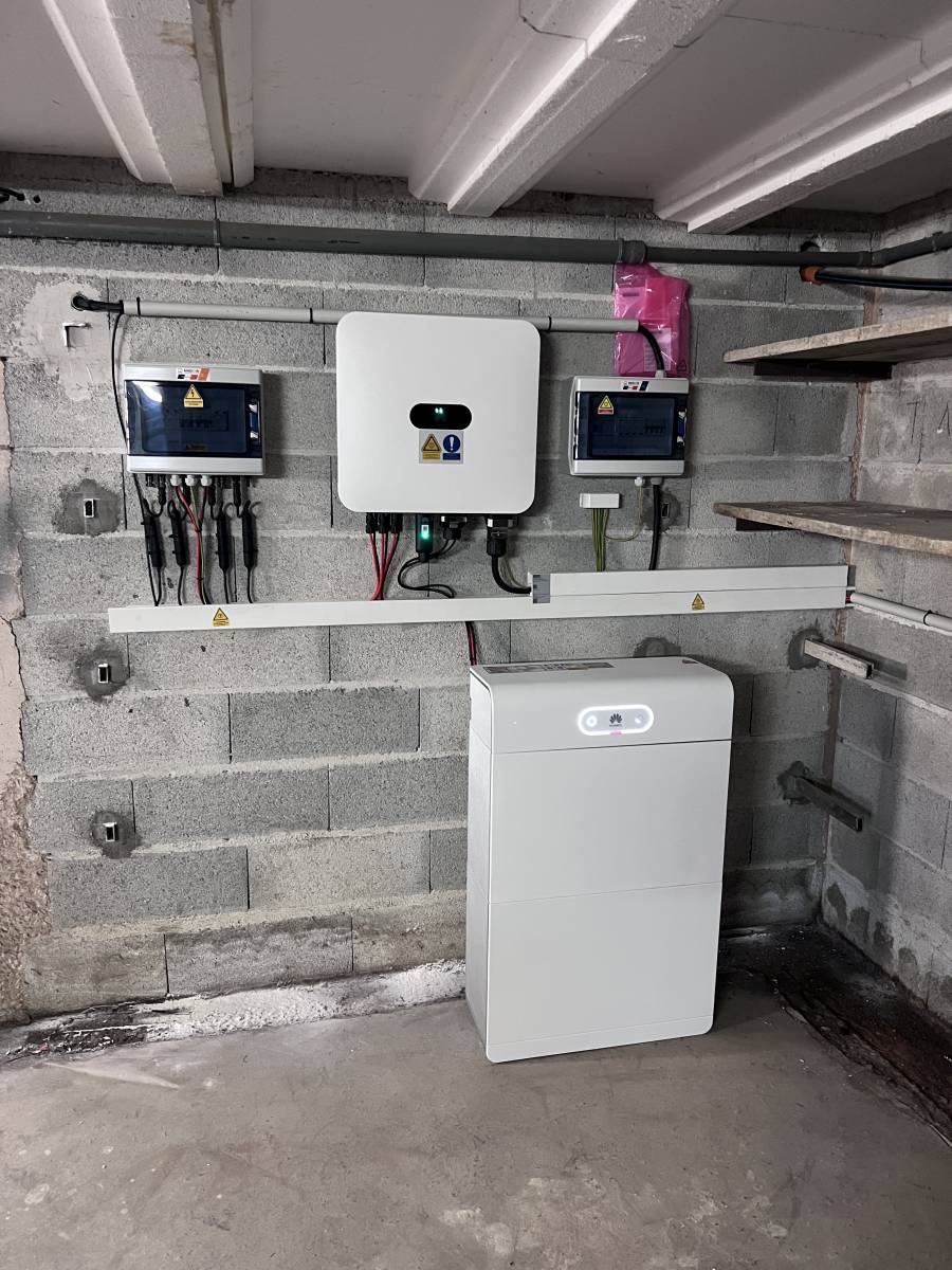 Installation de Panneaux Photovoltaïques batterie huawei et son onduleur à Brignoles